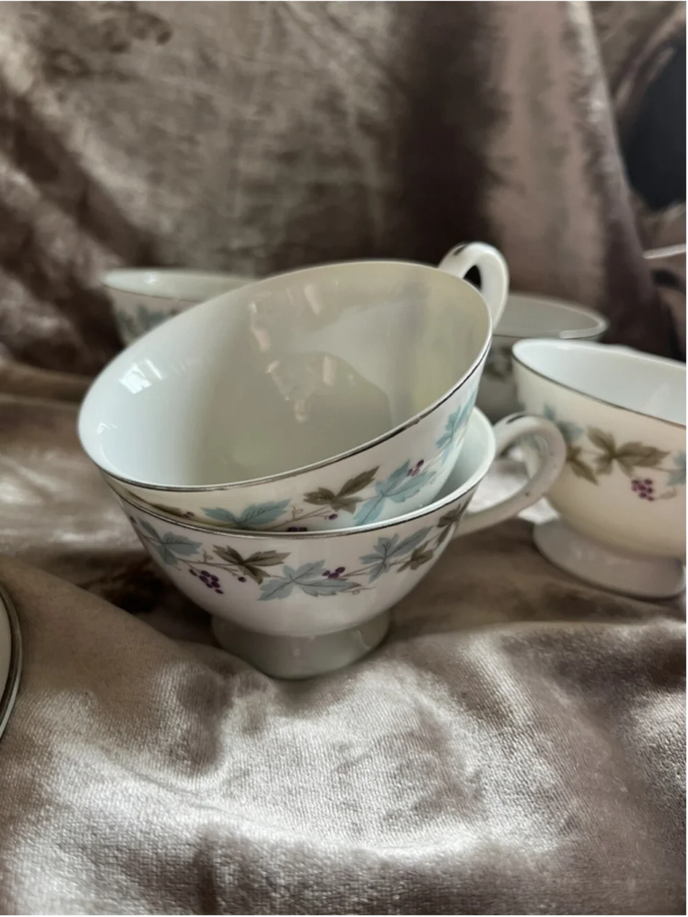 6 Vintage Fine China Japan 6701 Grape Pattern Cups & Saucers. 4 Sets plus 2 cups